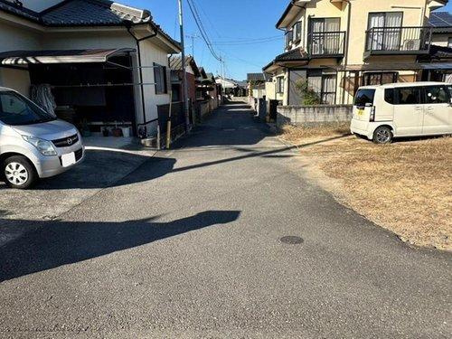 東田２丁目　売土地の前面道路含む現地写真|西側に接する前面道路は幅員約4ｍあり、車の出し入れもスムーズに行えます。交通量が少なめで静かな環境のため、駐車が苦手な方でも落ち着いて操作でき、毎日の外出や帰宅がより軽快で安心なものとなります。