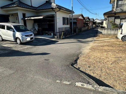 東田２丁目　売土地の前面道路含む現地写真|平坦な道が続く前面道路は、ベビーカーでの移動や小さなお子様との歩行も快適です。周囲は落ち着いた住宅街で視界も開けており、陽光を遮る高い建物が少ないため、明るい雰囲気の中で穏やかな日々を過ごせます。