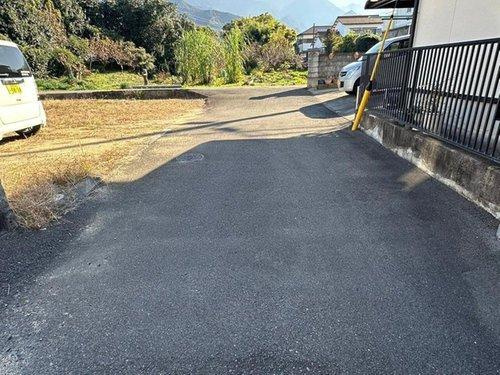 東田２丁目　売土地の前面道路含む現地写真|道路との段差が少ない平坦な地勢により、外構工事の計画も立てやすくコストを抑えられます。ゆとりのある間口を活かして、並列で複数台の駐車スペースを設けるなど、来客時にも困らない設計が十分に可能です。