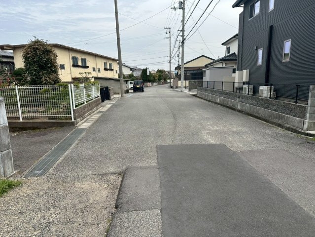 西泉町　売土地の前面道路含む現地写真