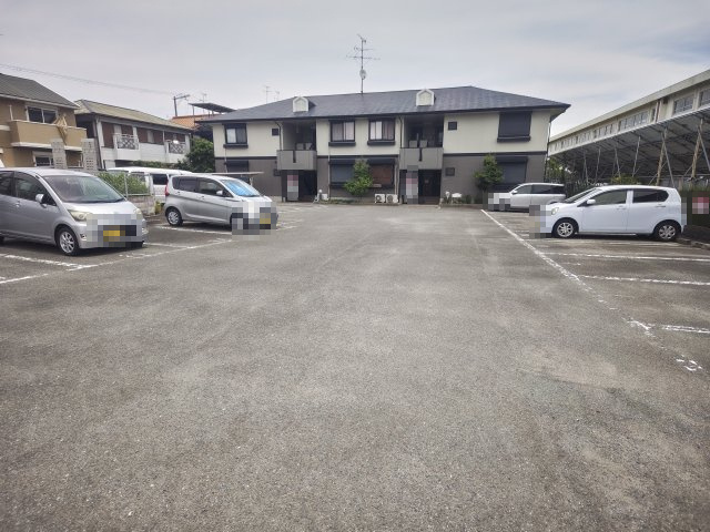 ディアコート堀溝の駐車場
