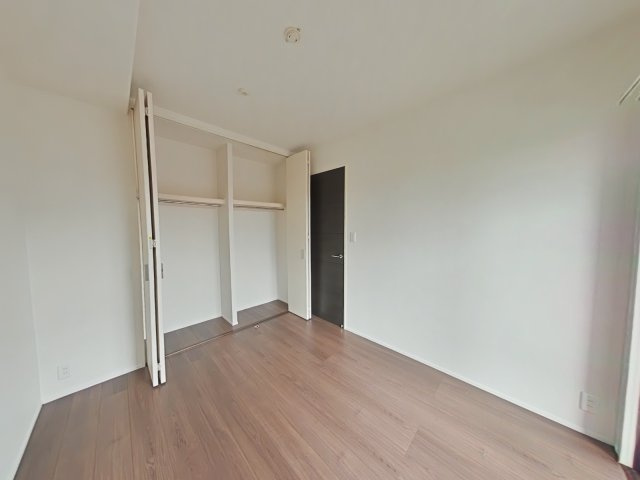 サーパス新保緑道公園の洋室|洋室には仕切り付きの大きなクローゼットがあり、色々な物が収納できそうですね♪