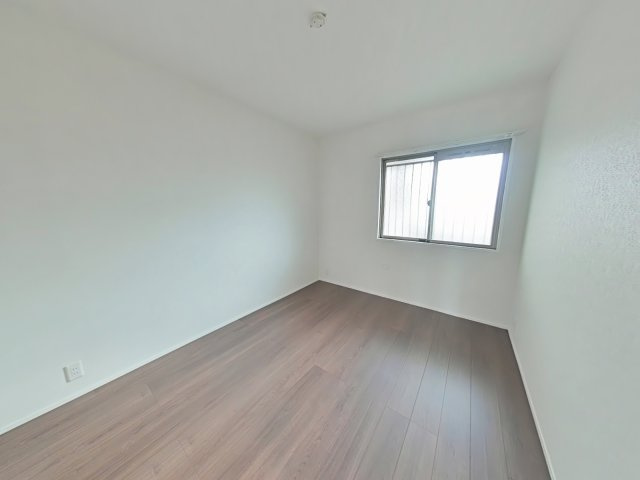 サーパス新保緑道公園の洋室|シンプルかつ、大人の雰囲気も感じる洋室です。