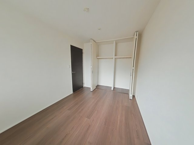 サーパス新保緑道公園の洋室|洋室には仕切り付きの大きなクローゼットがあり、色々な物が収納できそうですね♪