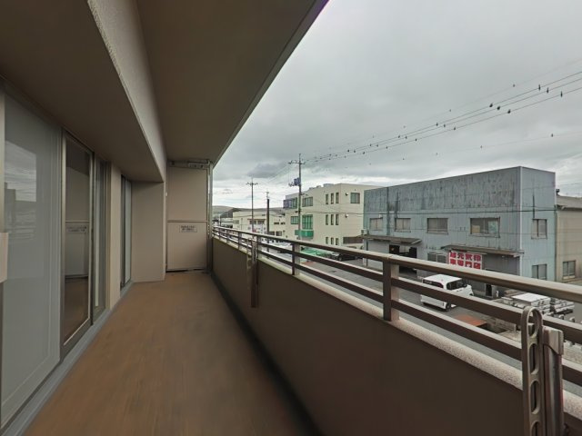 サーパス新保緑道公園のバルコニー|お天気の良い日は、洗濯物もよく乾きそうな、気持ちの良いバルコニーです♪
