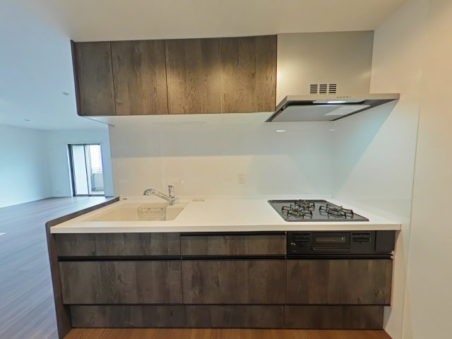 サーパス新保緑道公園のキッチン|シックなカラーで統一されたキッチンは大人の雰囲気漂う空間です♪