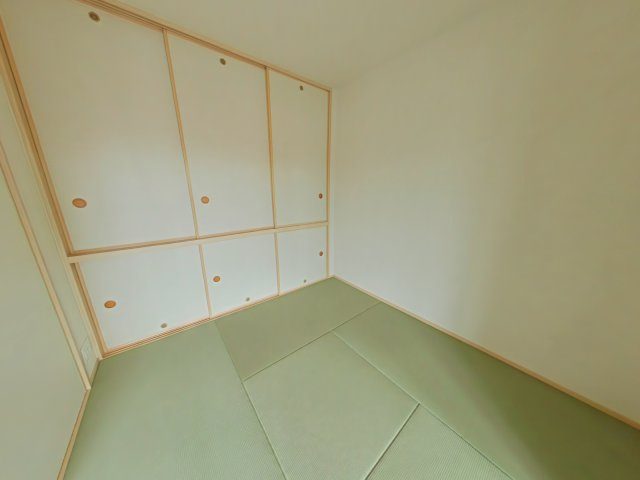 サーパス新保緑道公園の和室|和室には大きな押入れがあり、収納力もばっちりです！