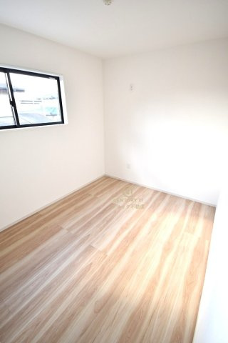 ケイアイフィット　水戸市酒門町　15期 　2の洋室|フローリングなので重い家具も置けます。カーテンと家具を揃えるなどして、お好みのインテリアを楽しむことができます。収納スペースは全室に配備しております。