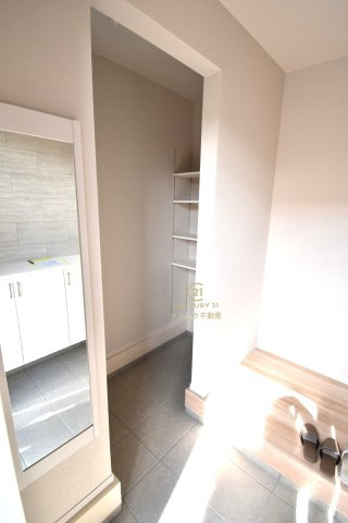 ケイアイフィット　水戸市酒門町　15期 　2の玄関|シューズボックスの扉の中は可動棚ですので、しまいたいものに合わせて高さを自由に変えることができます。SICも配備。靴の他、雨具、防災用品、スポーツ用品等を置くのもいいですね。