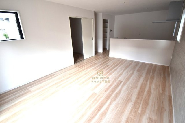 ケイアイフィット　水戸市酒門町　15期 　2の居間・リビング|カーテンやラグの色、質感、選ぶ家具などでお部屋の雰囲気が変わります。お好みのインテリアを楽しみましょう♪白を基調とした内装ですので、あらゆるスタイルが馴染みます。