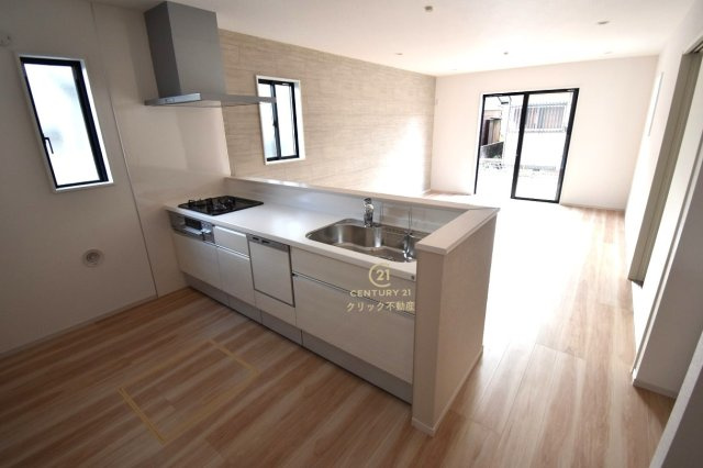 ケイアイフィット　水戸市酒門町　15期 　2のキッチン|キッチンからリビング全体が見渡せます。料理を作ることも、後片付けも、家族皆でまるごと楽しんでしまいましょう！会話がはずむ対面キッチンです。