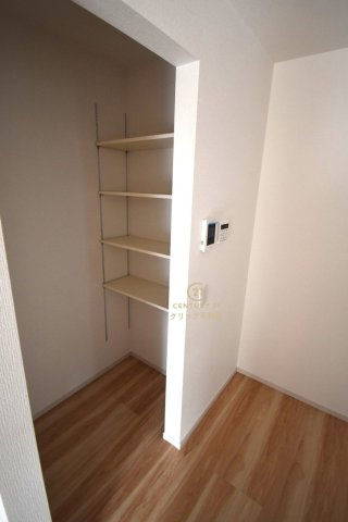 ケイアイフィット　水戸市酒門町　15期 　2の収納|キッチン横のパントリーが嬉しい！生活感の出やすい消耗品や食材のストックはこちらへどうぞ♪可動棚は置きたいものに合わせた使い方ができます。