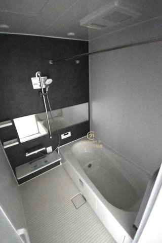 ケイアイフィット　水戸市酒門町　15期 　2の浴室|浴槽への出入りが安全な低床タイプのユニットバスです。洗い場は滑りにくい速乾床ですので、お子様やご高齢の方にも安心です。自動お湯張りに追焚機能付きのオートバスです。