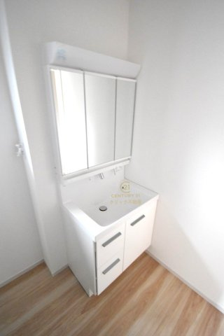 ケイアイフィット　水戸市酒門町　15期 　2の独立洗面台|見た目の美しさだけではなく、機能性も追求した使い勝手の良い独立洗面化粧台。
身だしなみチェックや歯磨きなど、朝の慌ただしい時間でも余裕を感じていただけます。