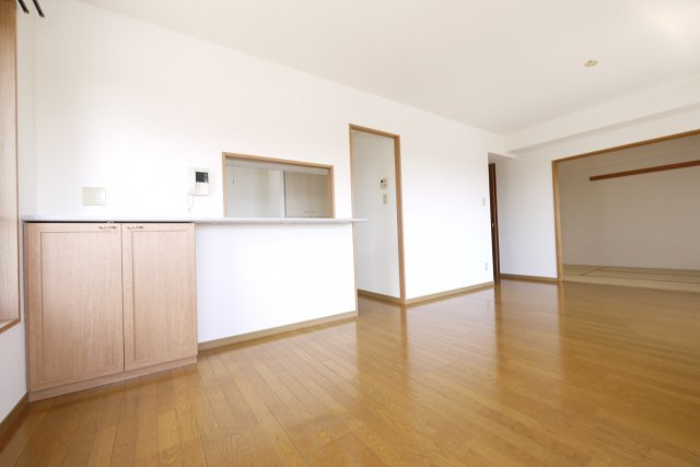 ラ・フォレ21|リビング広々カウンターには収納棚付き