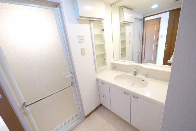 ラ・フォレ21の洗面所|大きな鏡の洗面台でとても便利です