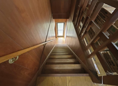 【内装】 | 宇治市広野町尖山　中古戸建 | 玄関を入って奥の突き当りには、下へ降りる階段がございます。玄関ホールも広々とした贅沢なスペースです。