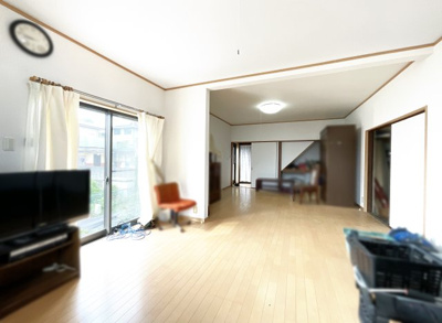 【洋室】 | 宇治市広野町尖山　中古戸建 | 【洋室約18.4帖】階段を下りたとこにあるお部屋は「LDKか！」というくらいの広い洋室です。