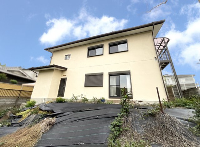 【庭】 | 宇治市広野町尖山　中古戸建 | その洋室の掃き出し窓からも出られる裏庭スペースは、お子様の遊び場、家庭菜園など色々な楽しみ方が出来るお庭です。