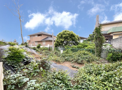 【庭】 | 宇治市広野町尖山　中古戸建 | 周りのお家までに距離があり、陽当り良く生活音をそこまで気にしなくても良いのが嬉しいですよね。