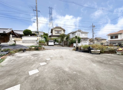 【駐車場】 | 宇治市広野町尖山　中古戸建 | 駐車3台のスペースが可能です。花壇を整備すれば更に広さに余裕がでますね。建築用地としてもお考え下さい（＾◇＾）