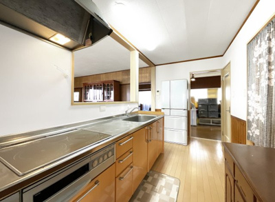 【キッチン】 | 宇治市広野町尖山　中古戸建 | 対面式のキッチンですのでリビングでくつろぐご家族を見守りながら、食事の支度が出来きます。ご家族の笑顔が一番の調味料ですね！