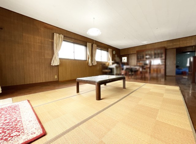 【居間・リビング】 | 宇治市広野町尖山　中古戸建 | LDKの広さは、なんと《約28帖》もあるんです！こんなに広いスペースなら、友人を呼んでホームパーティーも出来ますよね。