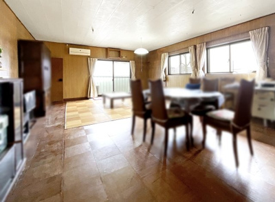 【居間・リビング】 | 宇治市広野町尖山　中古戸建 | 窓が３ヶ所にあり、明るく風通しの良いリビングです。ご家族が自然と集まるスペースです。