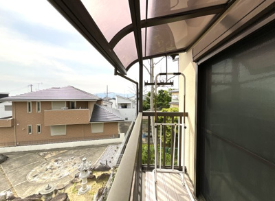 【バルコニー】 | 宇治市広野町尖山　中古戸建 | 物干しスペースはLDKにあります。洗濯機置場と一緒の階なので助かりますね。屋根もついていますので多少の雨なら安心です。