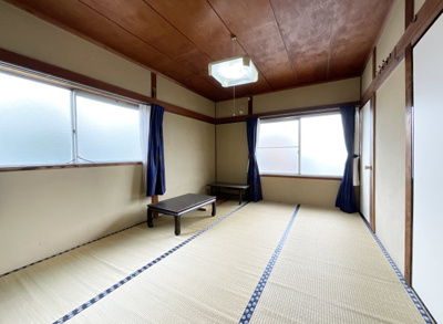 【和室】 | 宇治市広野町尖山　中古戸建 | 【和室約7.4ｍ】LDKのキッチンスペースからも、リビング側からも入れる《和室部屋》は、こちらも2面採光で南側に面しています。