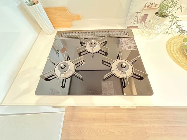 ◆リフォーム済◆京阪「神宮丸太町」駅徒歩４分◆スーパー徒歩２分◆河原町スカイマンションのキッチン|３口コンロ