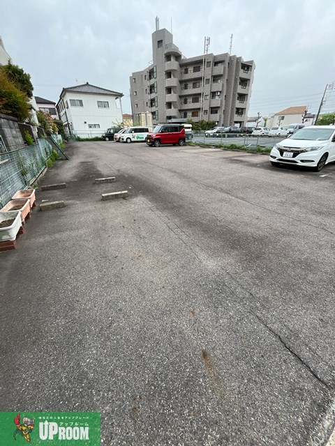 フォレスト勝川の駐車場