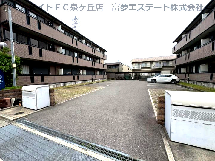 ベァーフルート深井A棟の駐車場