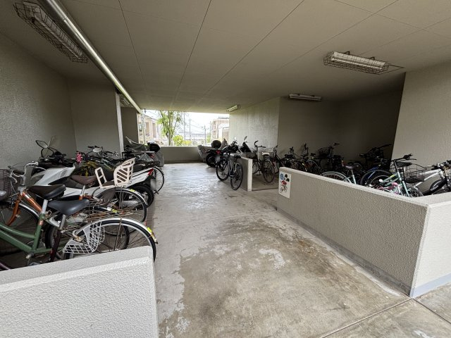 アバンドーネ西神春日台1号棟の駐輪場