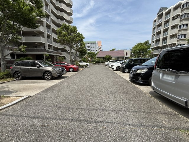 アバンドーネ西神春日台1号棟の駐車場