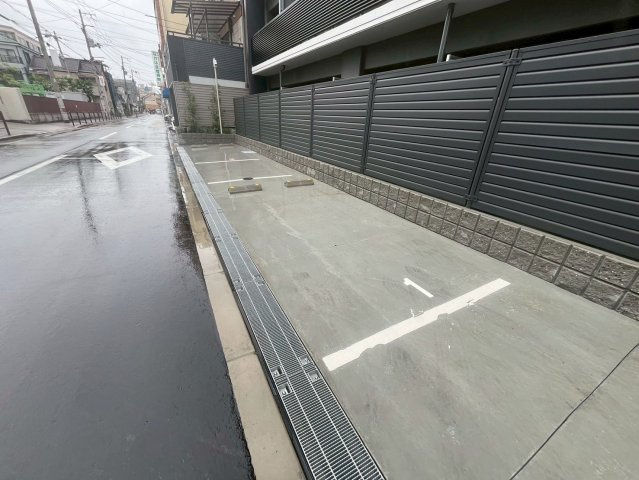 Alivis緑橋の駐車場