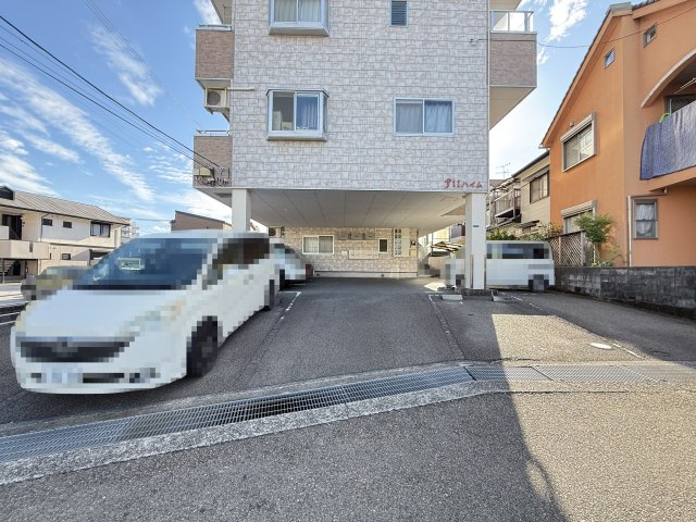 フィットハイムの駐車場