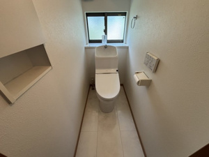 【トイレ】 | 手洗いタンク付きの機能的なトイレ。壁面には便利な埋込収納があり、トイレットペーパーや掃除用具をすっきりと目隠し収納できます。小窓から自然光が入り、いつでも爽やかで清潔感のある空間です♪