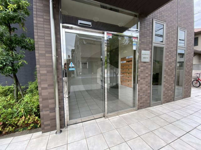 セーズコート高井田のエントランス