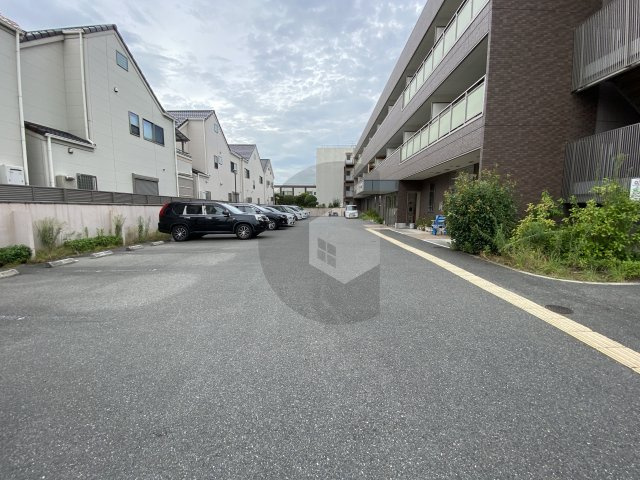 セーズコート高井田の駐車場