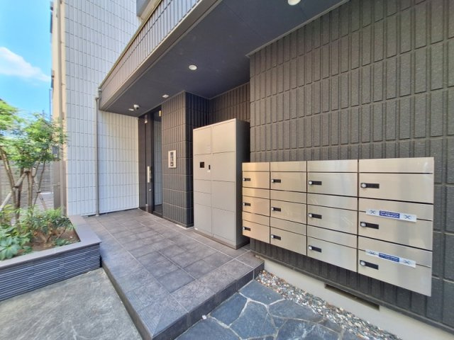 蕨市中央４丁目の賃貸マンションのエントランス