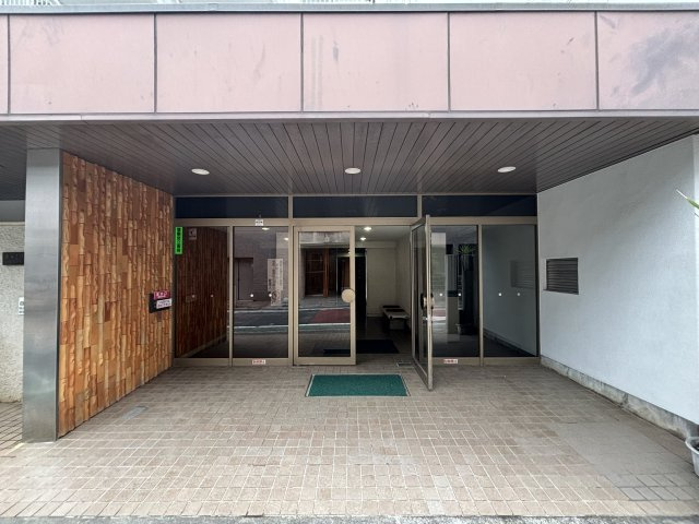 東海ミタカマンションのエントランス