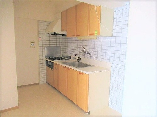 ライオンズマンション久留米プラザのキッチン|3口コンロ・グリル付きの使いやすいシステムキッチンです♪