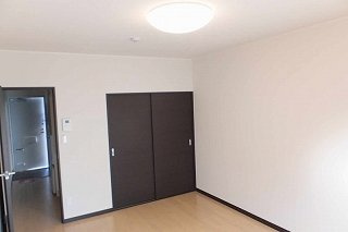 【居間・リビング】 | レオネクスト東郷通Ⅱ | 1Ｆはフローリング・2Ｆ以上はじゅうたん張りになります。