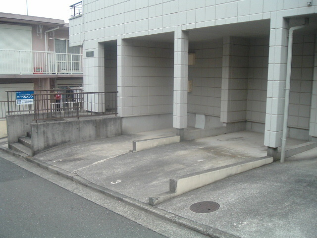 コーポさくらの駐車場|敷地内駐車場