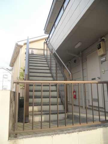 コーポさくらのエントランス|共用階段