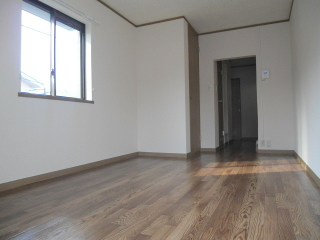 コーポさくらの寝室|バルコニーより室内　２Ｆ角部屋２面採光