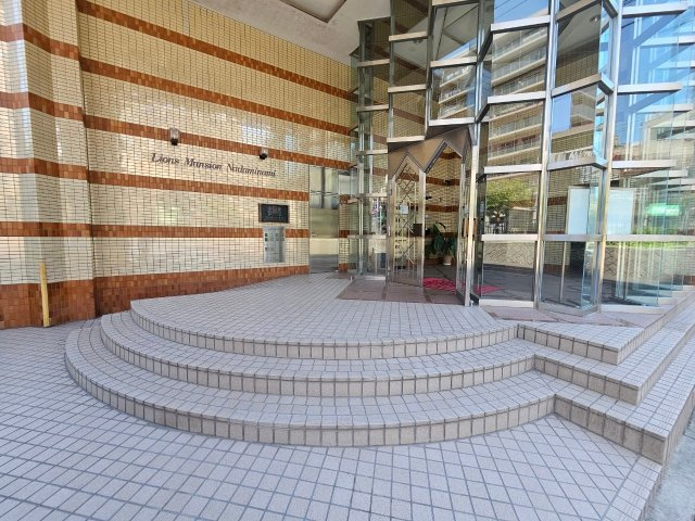 ライオンズマンション灘南のエントランス