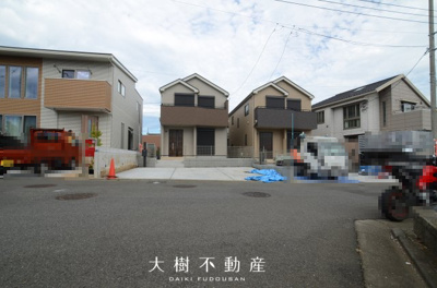 【前面道路含む現地写真】 | 綾瀬市深谷中1丁目　新築戸建て　全3棟【仲介手数料無料】