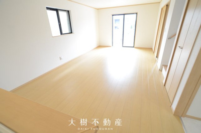 【居間・リビング】 | 綾瀬市深谷中1丁目　新築戸建て　全3棟【仲介手数料無料】 | □■当社なら諸費用を最大限削減できます■□